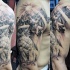 Tatuaje en el hombro, ángel divino y hombre triste, dibujo negro blanco