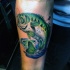Tatuaje de pez enganchado  en el antebrazo