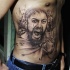 Tatuaje en el costado,  guerrero espartano no pintado que grita