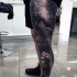 Tatuaje en la pierna completa,
tema india impresionante bien dibujado con jefe indio, lobo y bosque