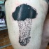 Tatuaje en el muslo,  nube negro con lluvia y manos