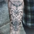stilizzato gufo nero tatuaggio mezza manica
