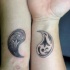 Tatuaggi sui polsi i disegni neri in stile Yin-Yang