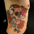 teschio di zucchero con rose tatuaggio su costolette