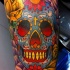 Tatuaje de calavera de azúcar abigarrada