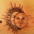Tatuaje en la espalda baja, 
 sol y luna con caras