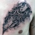 Tatuaje en el pecho, mecanismos debajo de la piel, idea interesante
