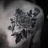 Tatuaje en el pecho,  arbusto negro blanco con flores