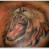 leone super realistico tatuaggio sulla schiena
