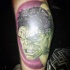 Wunderbares detailliertes und gefärbtes großes Bein Tattoo mit wütendem Hulk Kopf
