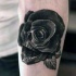 Tatuaje en el antebrazo, cráneo oscuro con rosa en el ojo