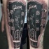 Tatuaje en el brazo, guitarra Gibson detallada estupenda