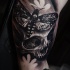 Wunderbares im Realismus Stil schwarzes und weißes Bizeps Tattoo mit menschlichem Schädel und nächtlichem Schmetterling