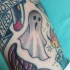 fantasma sorpreso disegno idea tatuaggio su braccio