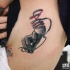 Surrealistischer Stil farbiges Seite Tattoo mit interessant geformter menschlicher Hand