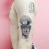 Surrealistischer Stil kleines schwarzes Schulter Tattoo