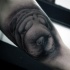 Tatuaje en el brazo, rostro de perro encantador