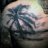 Tatuaje en el hombro, palmera sola en la costa del océano