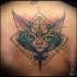 Simetria impressionante superior traseira tatuagem de gato com figuras geométricas