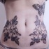 Simétrico desenhado pela tatuagem da barriga de Zihwa de lindas rosas