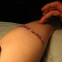 tatuaje en progreso de escritos hebreos