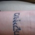 tatuaje en la muñeca de texto hebreo