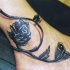 Tatuaje de rosa negra en tobillo