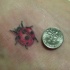 Le tatouage 3D avec une petite coccinelle