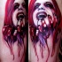 Tatuaggio pauroso realistico sul deltoide la ragazza vampiro