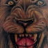 Leone con la bocca spalancata colorato
tatuaggio