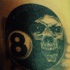 Tatuaje de la bola 8 con imagen de calavera