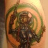 La cosmonauta con l`arma (futurismo) tatuaggio colorato