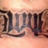 Tatuaje en el cuello Ambigrama