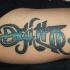 Un disegno calligrafico tatuato