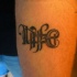 Le tatouage ambigramme des mots la vie et la morte
