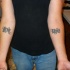 Ambigrammi tatuati sui bracci