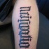 Tatuaje en la pierna Ambigrama con la palabra extraña