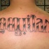 Grande l`ambigramma tatuato sulla schiena