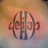 Le tatouage d'ambigramme en couleurs