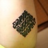 Le tatouage de texte d'ambigramme en losange