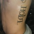 Tatuaggio sul fianco la scritta a lettere grande