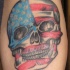 Cranio con bandiera americana tatuaggio