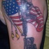 el tatuaje patrioto militar con la bandera americana