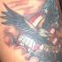 Aquila e bandiera americana in nevole tatuaggio