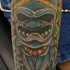 el tatuaje de un totem de color azul hecho a toda la mano