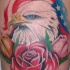 Tatuaggio patriotico americano con aquila e rose