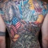 el tatuaje grande a toda la espalda de tema patriota con la estatua de la libertad, la bandera americana, soldados y manos orantes hecho en muchos colores
