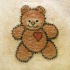 Tatuaggio carino orso Teddy con cuore