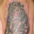 Orso grizzly arrabbiato al fuoco tatuato