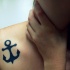 Ancora nera tatuata sulla clavicola